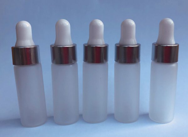Mat glazen pipetflesjes met wit dopjes – 5 ml (5 stuks!)
